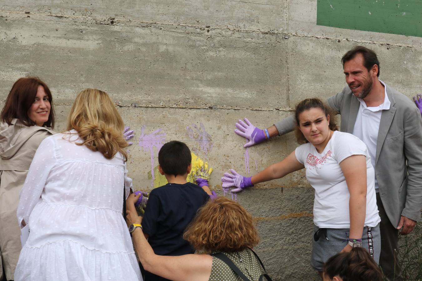 El alcalde Óscar Puente, acompañado por la concejal de Medio Ambiente y Desarrollo Sostenible, María Sánchez, ha visitado el Instituto Galileo de Pajarillos, donde la red Pajarillos Educa lleva a cabo un proyecto artístico para decorar el muro que antiguamente separaba este centro del poblado de La Esperanza, un foco de marginalidad y drogadicción hasta su desmantelamiento en 2003