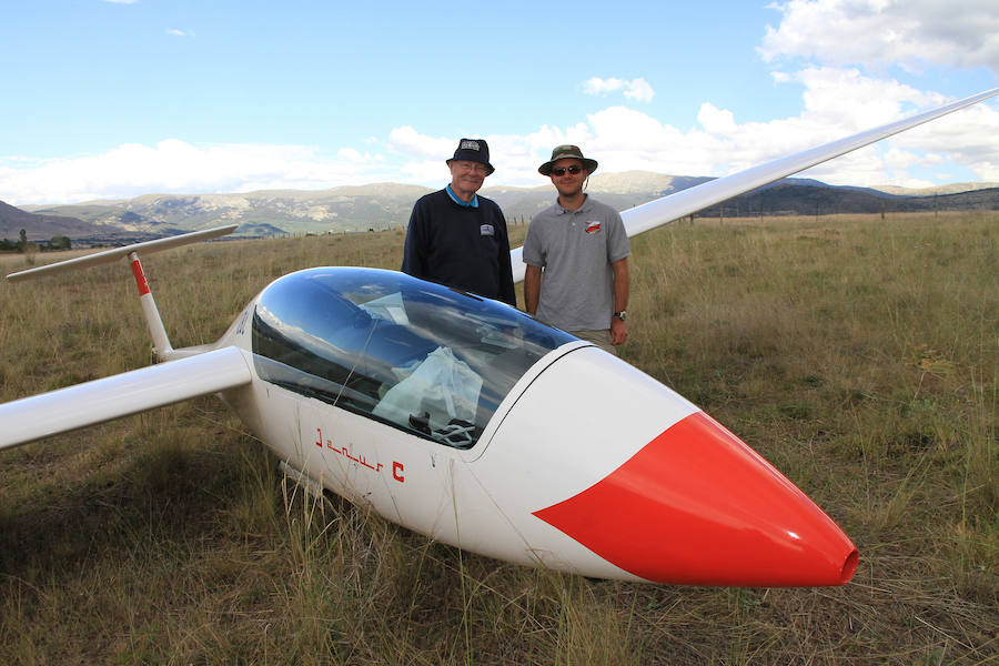 Fotos: Aterrizaje forzoso de un planeador en las cercanías de la estación del AVE.