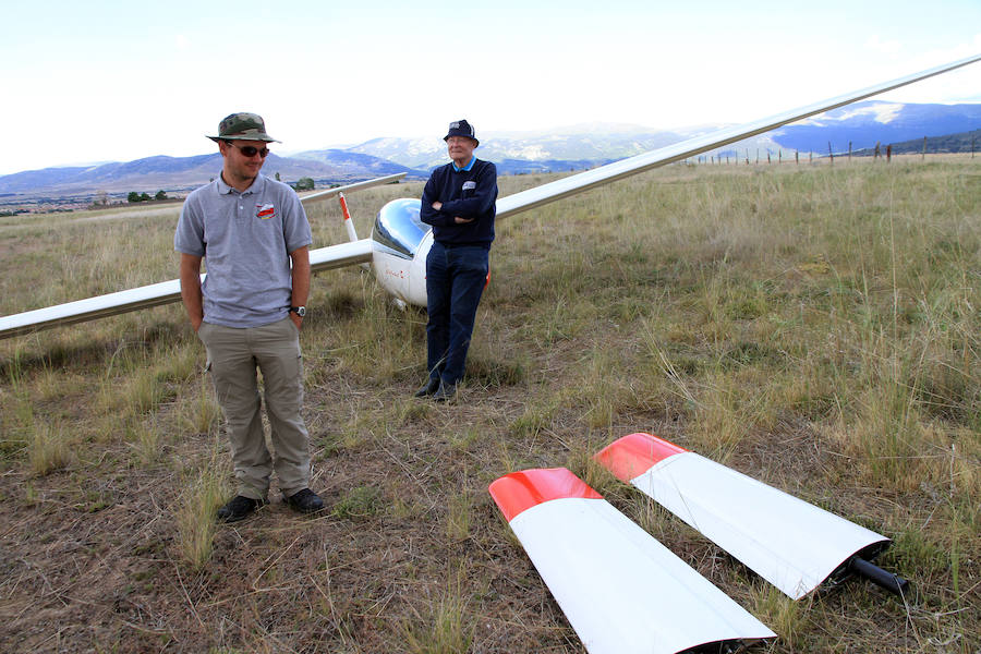 Fotos: Aterrizaje forzoso de un planeador en las cercanías de la estación del AVE.