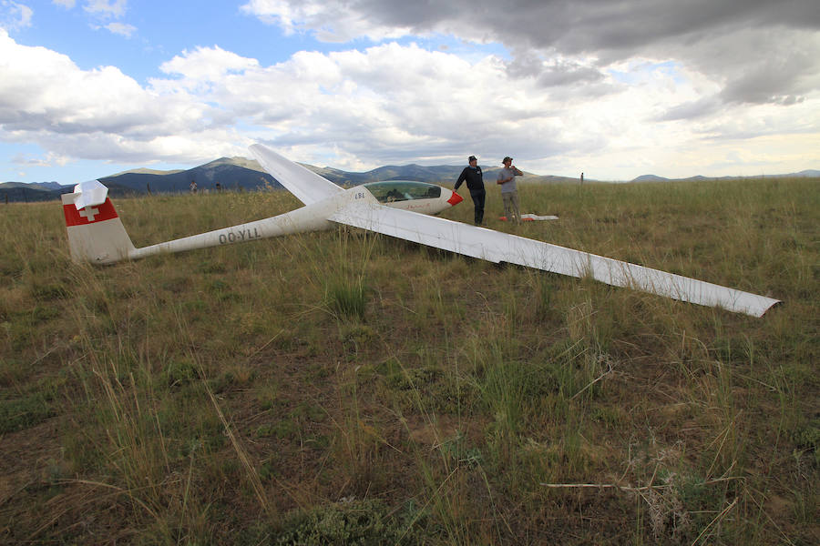 Fotos: Aterrizaje forzoso de un planeador en las cercanías de la estación del AVE.