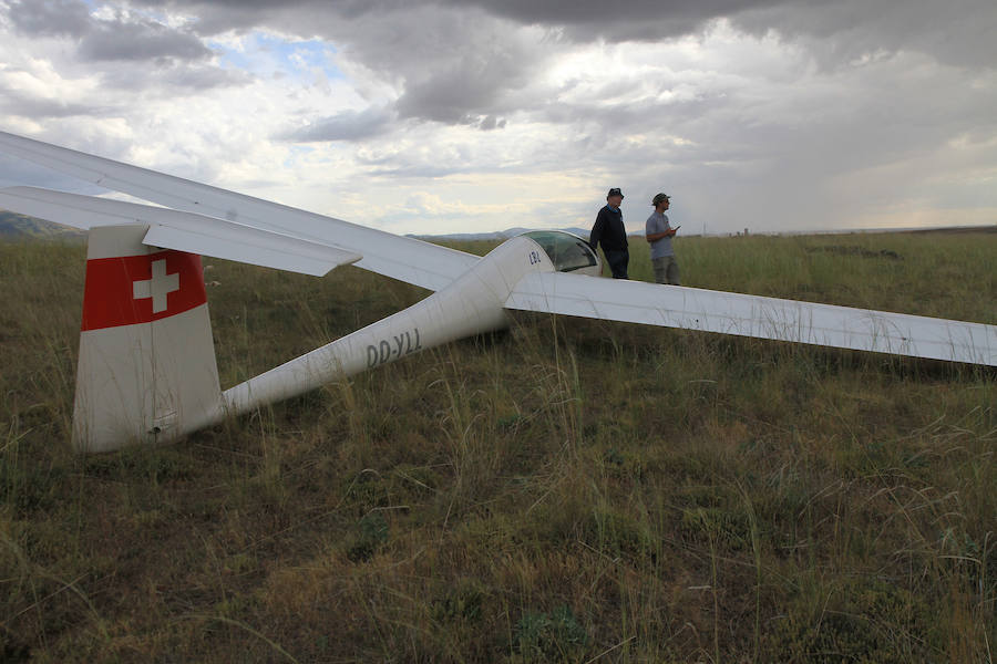 Fotos: Aterrizaje forzoso de un planeador en las cercanías de la estación del AVE.