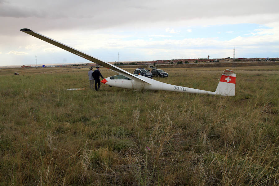 Fotos: Aterrizaje forzoso de un planeador en las cercanías de la estación del AVE.