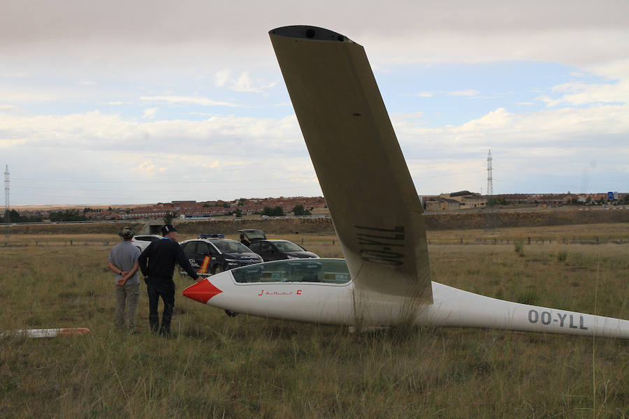 Fotos: Aterrizaje forzoso de un planeador en las cercanías de la estación del AVE.