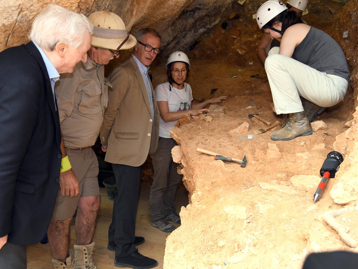 El ministro de Cultura y Deporte, José Guirao, visita los yacimientos arqueológicos de Atapuerca, en Burgos.