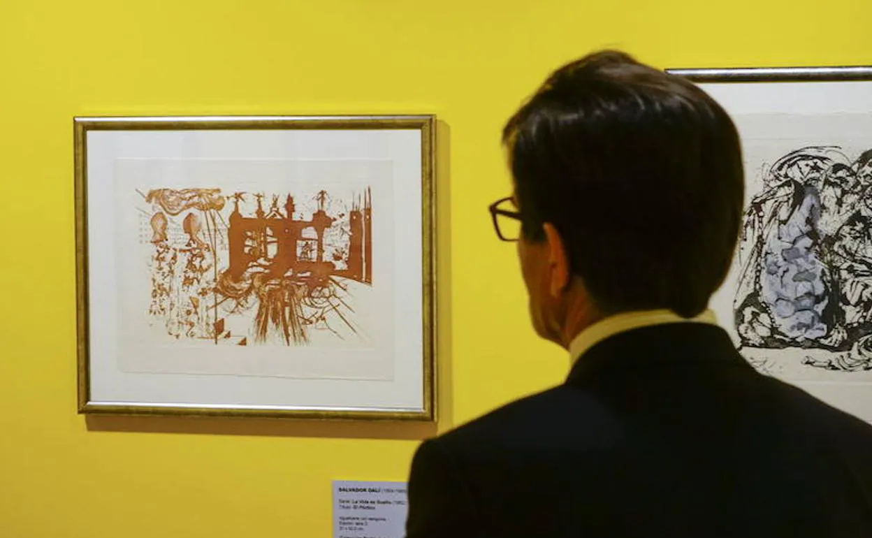 Un visitante contempla una pieza de la exposición.