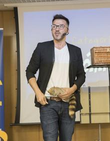 Imagen secundaria 2 - Los premiados y sus familiares en la Hemeroteca de El Norte de Castilla y el mago Gele Rodrigo durante uno de sus trucos.