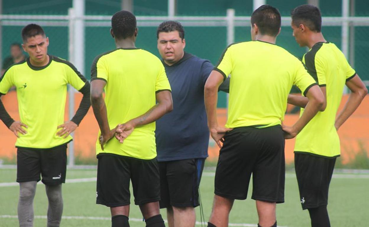 Octavio Mora, en su etapa como técnico en Cocodrilos. 