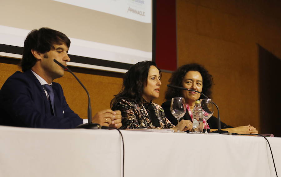 Josefina Vila, a la derecha, en la clausura del congreso de Enología celebrado en abril. 