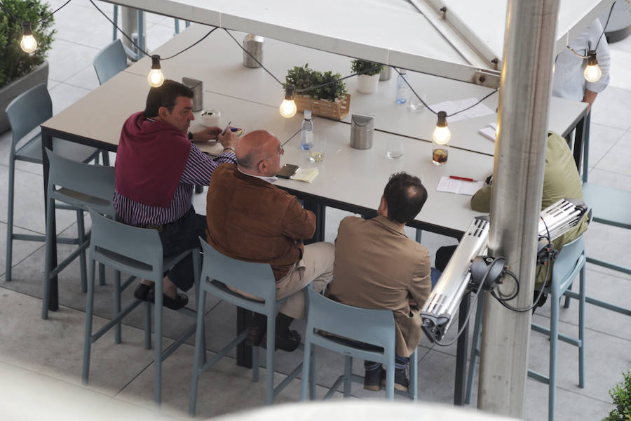 Luis Miguel González Gago, Jesús Julio Carnero y Conrado Íscar, de espaldas, en la reunión mantenida este jueves en Valladolid. 