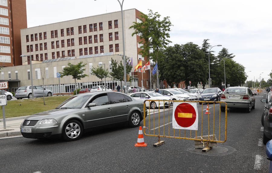 Varios vehículos, ayer entre las señales instaladas en el acceso al Hospital Río Carrión. 