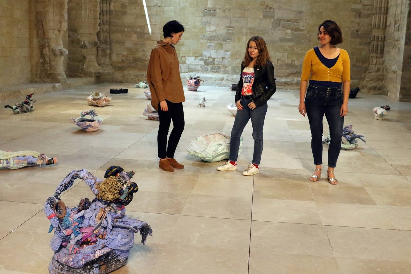 El fin de la Ibiza discotequera, de Irene de Andrés, las pinturas que invitan a tocar, de Mercedes Mangrané, y las esculturas de despojos, de Elena Aizkoa, muestran hasta octubre tres maneras de expresarse de una misma generación