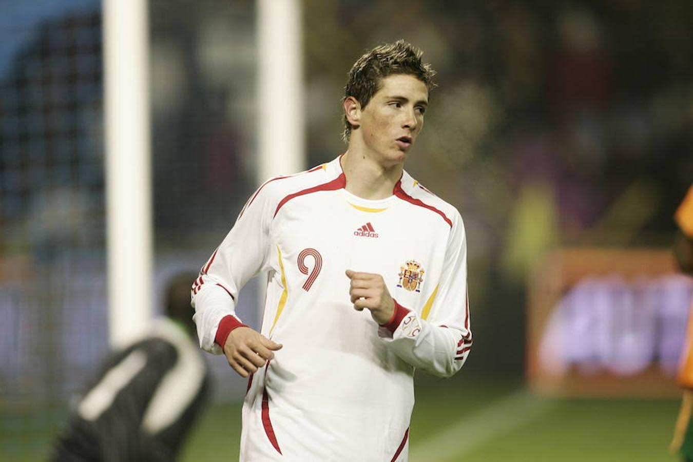 Resumen fotográfico del paso del futbolista Fernando Torres por Valladolid, tras anunciar su retirada del fútbol profesional.