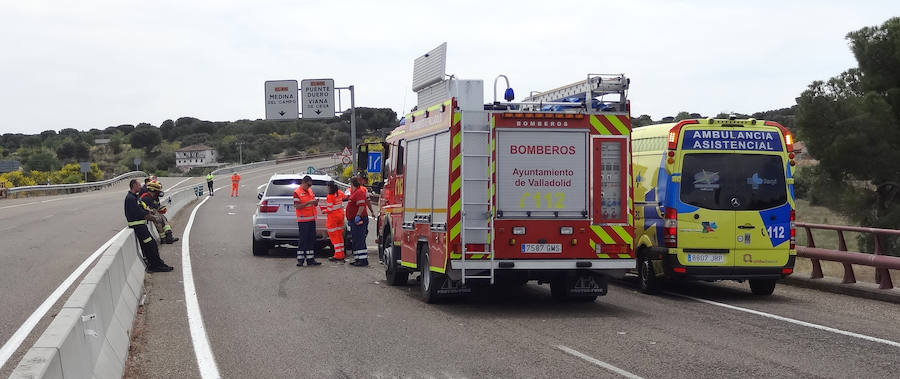 Fotos: Fallece un hombre y su mujer resulta herida tras un accidente de tráfico en Puente Duero