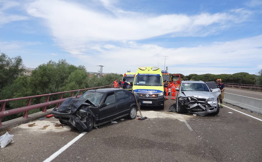 Fotos: Fallece un hombre y su mujer resulta herida tras un accidente de tráfico en Puente Duero