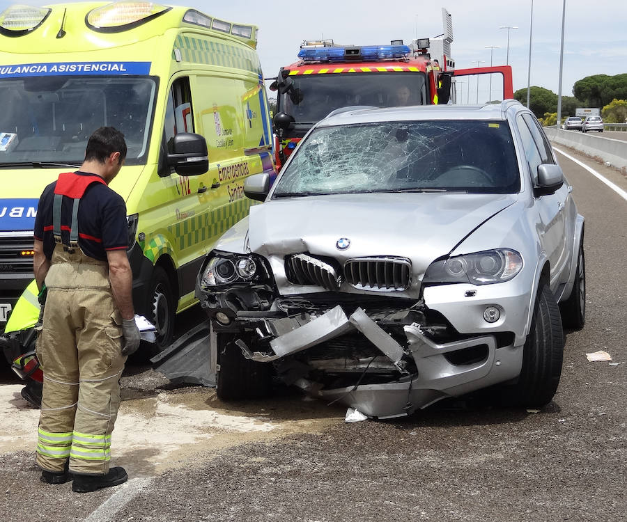 Fotos: Fallece un hombre y su mujer resulta herida tras un accidente de tráfico en Puente Duero