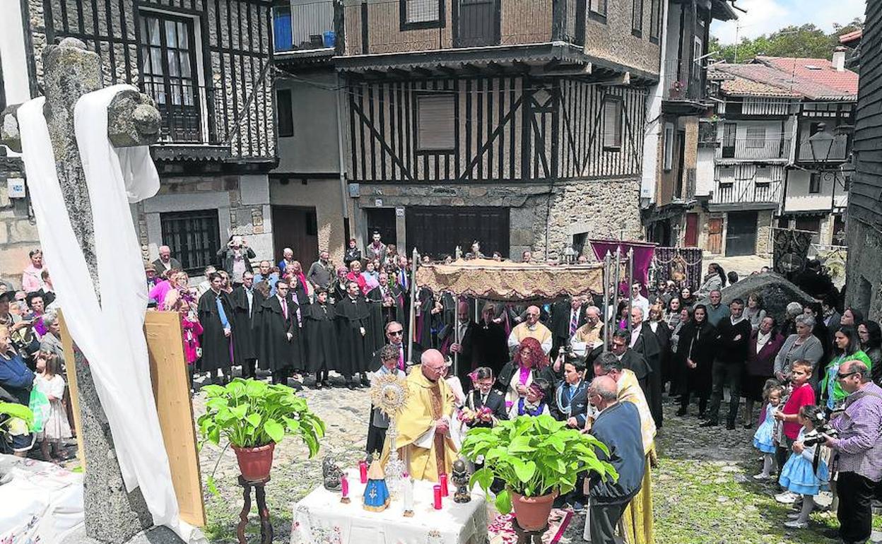 Uno de los altares en los que para el Santísimo durante la procesión del Corpus Christi en La Alberca.
