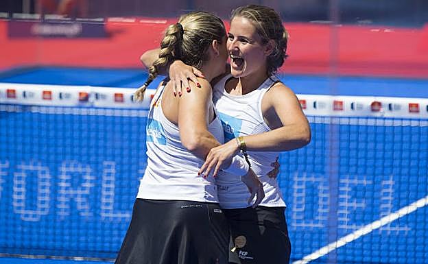 Alejandra Zalazar y Ari Sánchez celebran su pase a la final. 