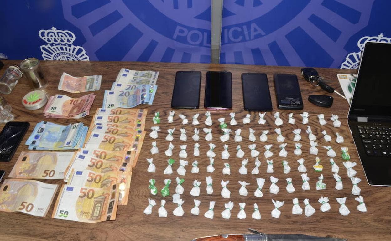 Dinero y droga aprehendidos por la Policía Nacional. 