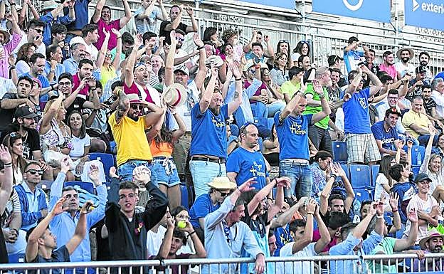 Los aficionados hacen la ola en el último de los partidos de cuartos de final. 