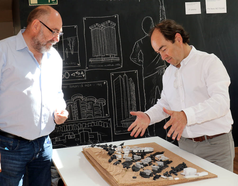 Eusebio Alonso y Javier Blanco muestran una de las maquetas presentadas. 
