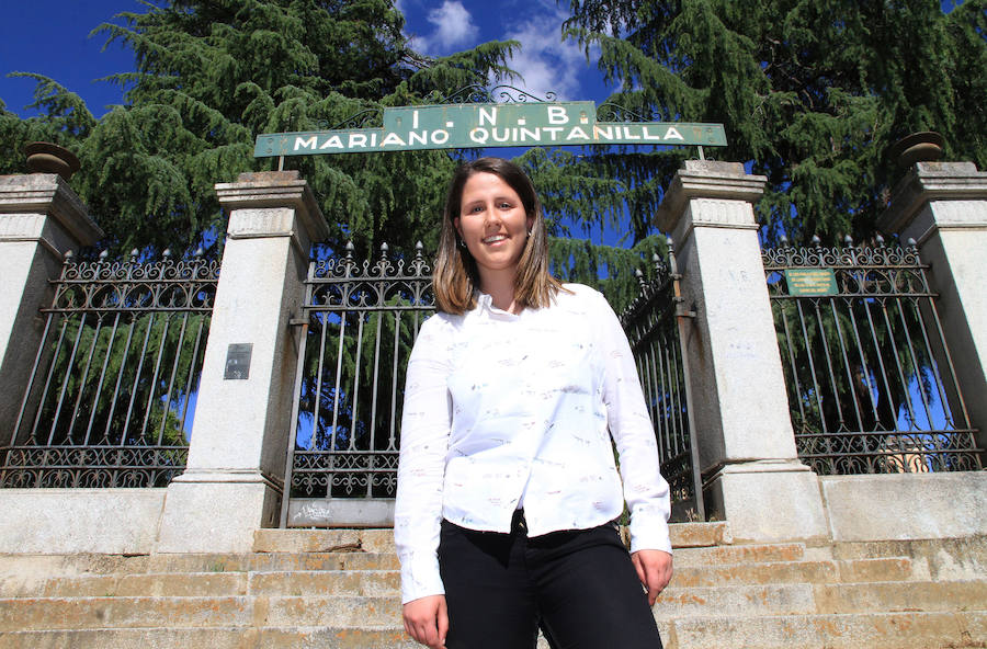 Sofía Busnadiego Formáriz, ante la puerta del Instituto Mariano Quintanilla. Antonio Tanarro