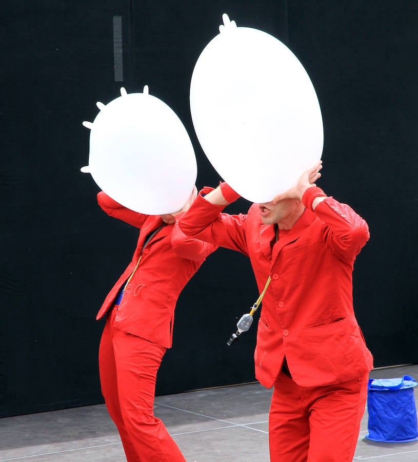 Fotos: Teatro de calle, paella popular y Fangoria animan el domingo de las Fiestas.