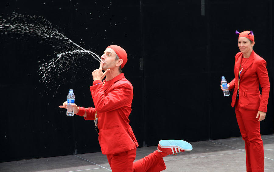 Fotos: Teatro de calle, paella popular y Fangoria animan el domingo de las Fiestas.