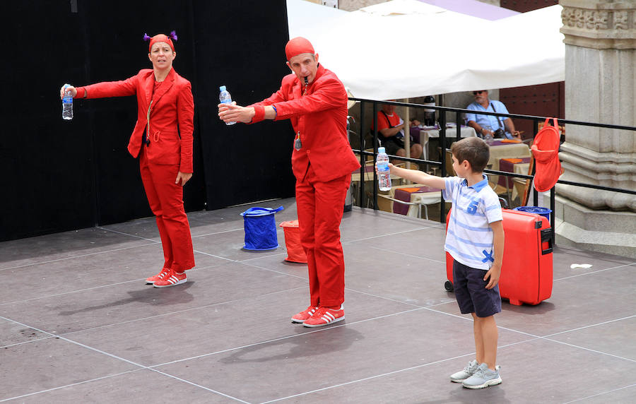 Fotos: Teatro de calle, paella popular y Fangoria animan el domingo de las Fiestas.