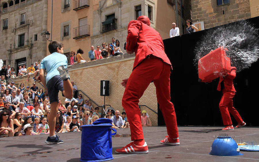 Fotos: Teatro de calle, paella popular y Fangoria animan el domingo de las Fiestas.