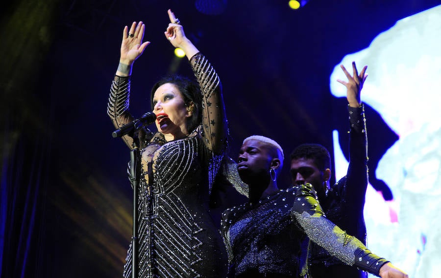 Fotos: Teatro de calle, paella popular y Fangoria animan el domingo de las Fiestas.