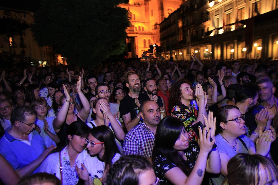 Fotos: Teatro de calle, paella popular y Fangoria animan el domingo de las Fiestas.