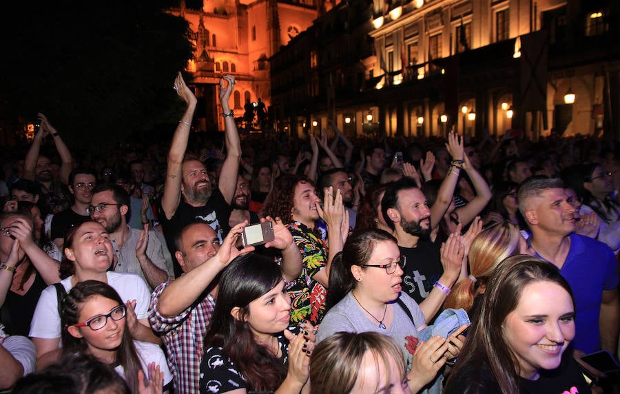 Fotos: Teatro de calle, paella popular y Fangoria animan el domingo de las Fiestas.