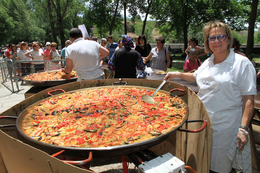 Fotos: Teatro de calle, paella popular y Fangoria animan el domingo de las Fiestas.