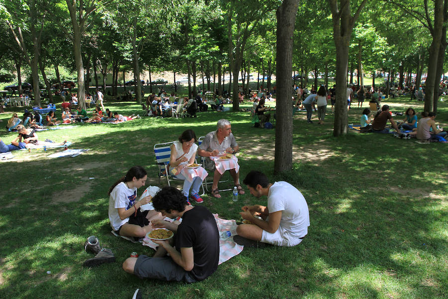 Fotos: Teatro de calle, paella popular y Fangoria animan el domingo de las Fiestas.