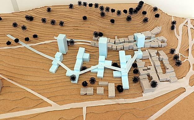 En esta maqueta se proponen soluciones en altura, con torres y conexiones por pasarelas. 