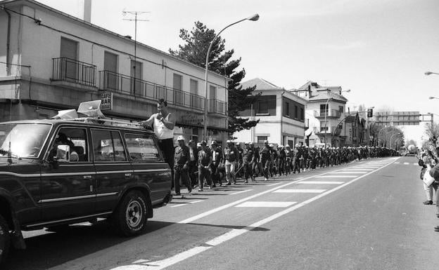 Participantes en la Marcha del Hierro, en el año 1991, a su paso por el municipio segoviano. 