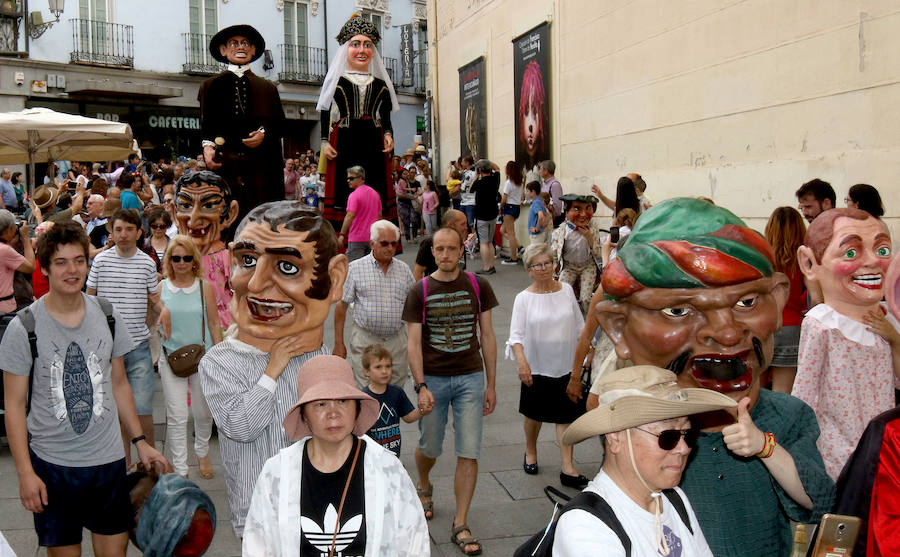 Fotos: Gigantes y cabezudos pasean por Segovia el día de San Juan