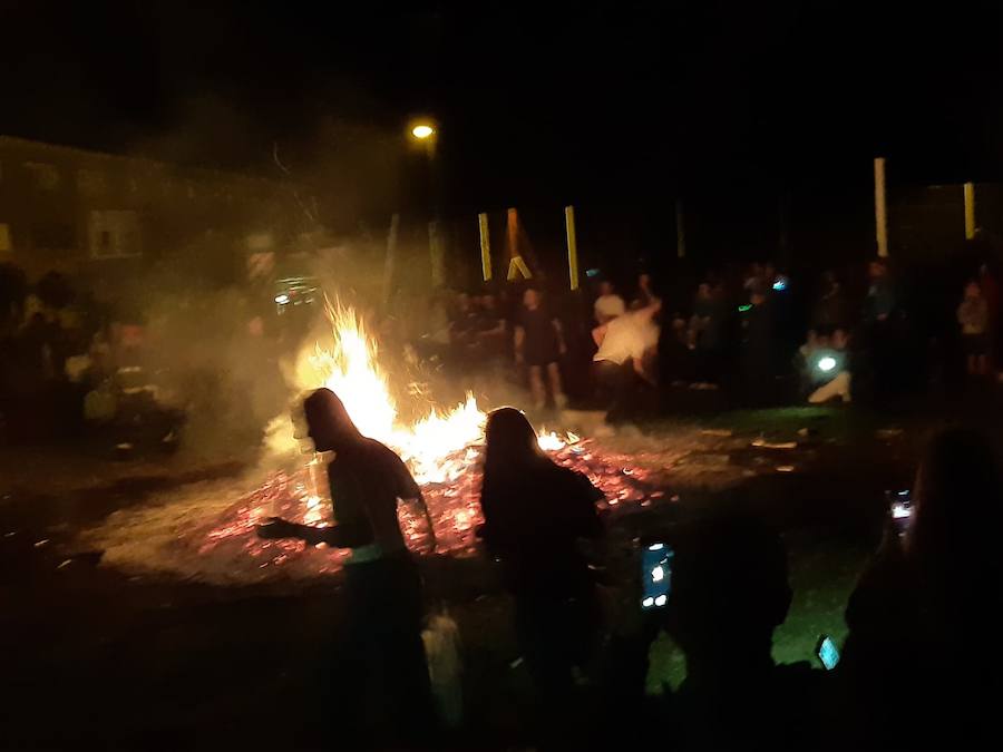 Fotos: Procesión de antorchas y hoguera de San Juan en Aguilar