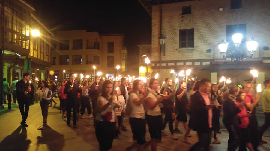 Fotos: Procesión de antorchas y hoguera de San Juan en Aguilar