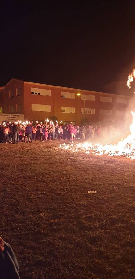 Fotos: Procesión de antorchas y hoguera de San Juan en Aguilar