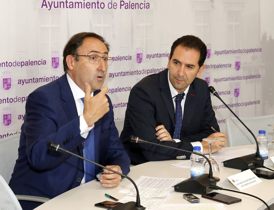 Alfonso Polanco, con Mario Simón, en la rueda de prensa de presentación del organigrama, esta mañana en el Ayuntamiento. 