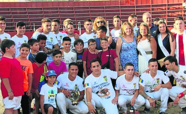 Participantes en el concurso de recortadores y autoridades de Zaratán.