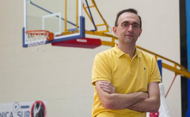 Hugo López posa en el frontón del polideportivo Pisuerga. 