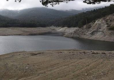 Imagen secundaria 1 - En 2017, El Tejo estuvo al 13% de su capacidad por la prolomgada sequía. 
