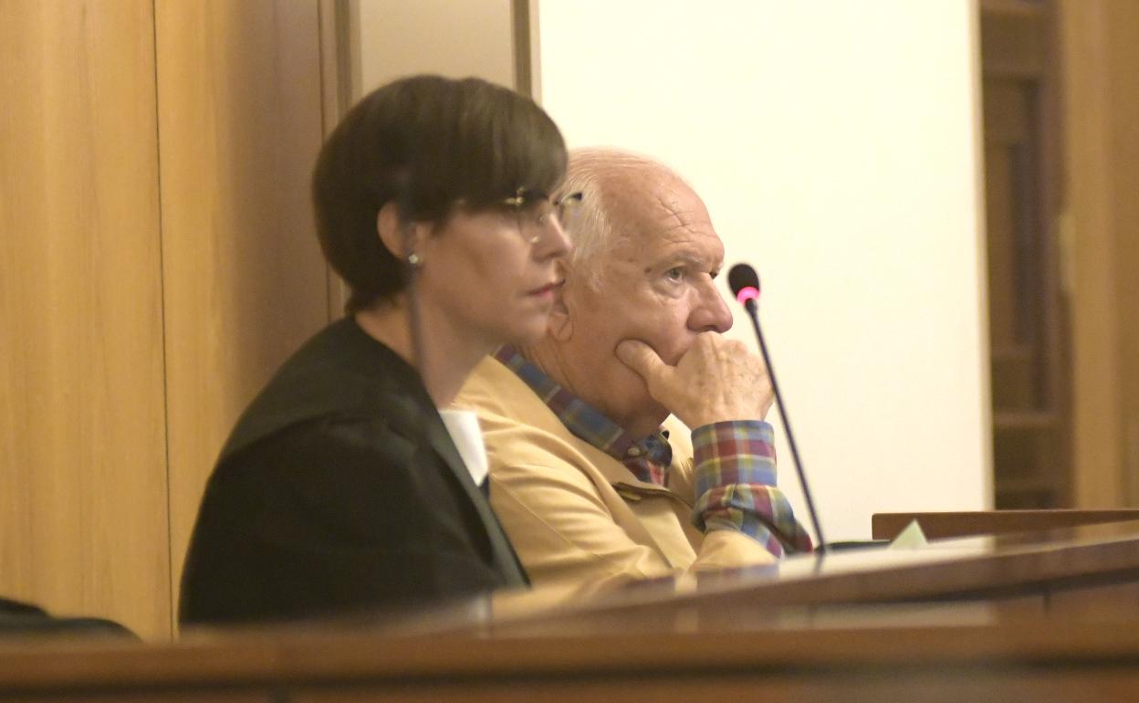 El constructor encausado, junto a su letrada, en la segunda sesión del juicio en la Audiencia.