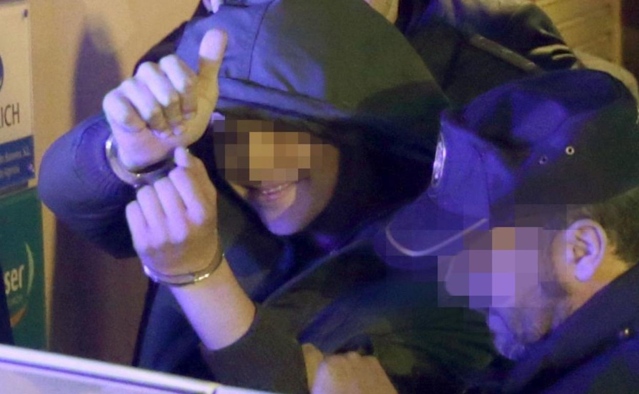 El agresor de Rajoy, al ser detenido por la policía. 