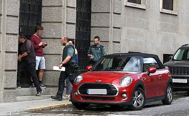 La Guardia Civil escolta a un detenido en la puerta de los juzgados de Segovia, 