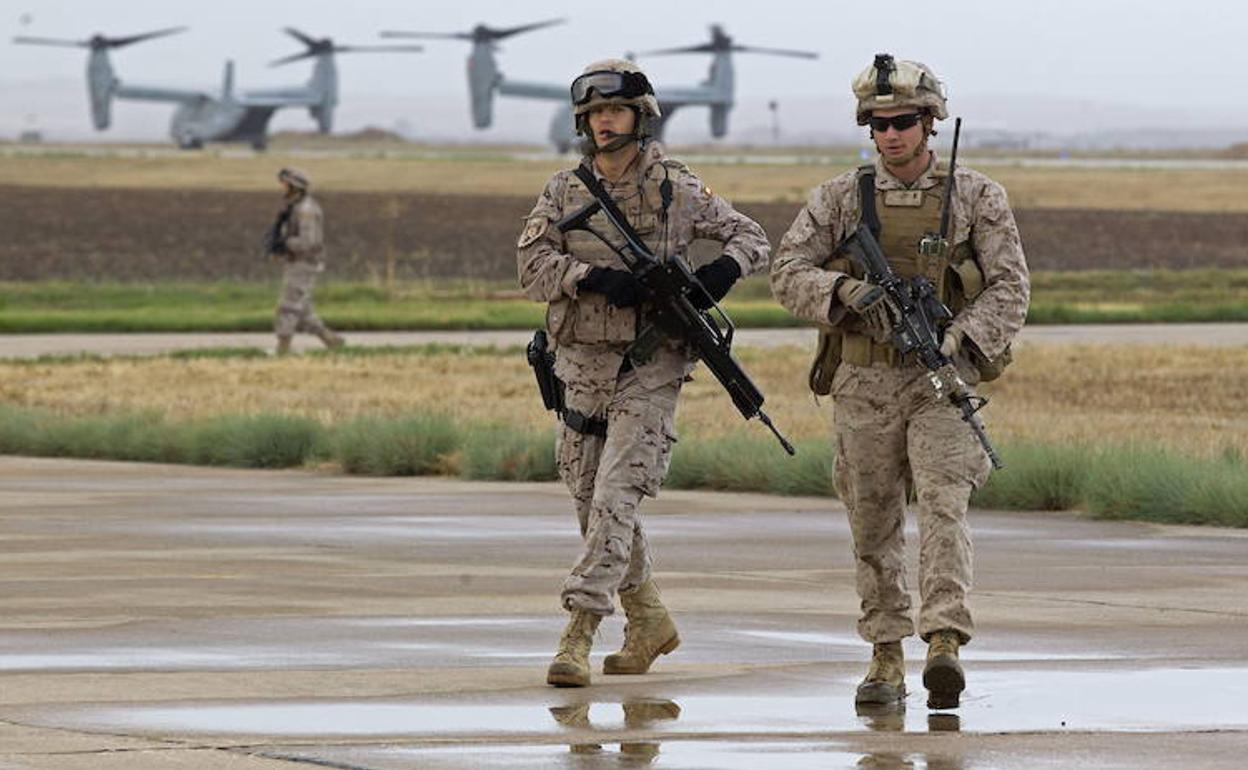 Militares españoles y norteamericanos realizan un ejercicio conjunto en la Base Aérea de Morón de la Frontera. 
