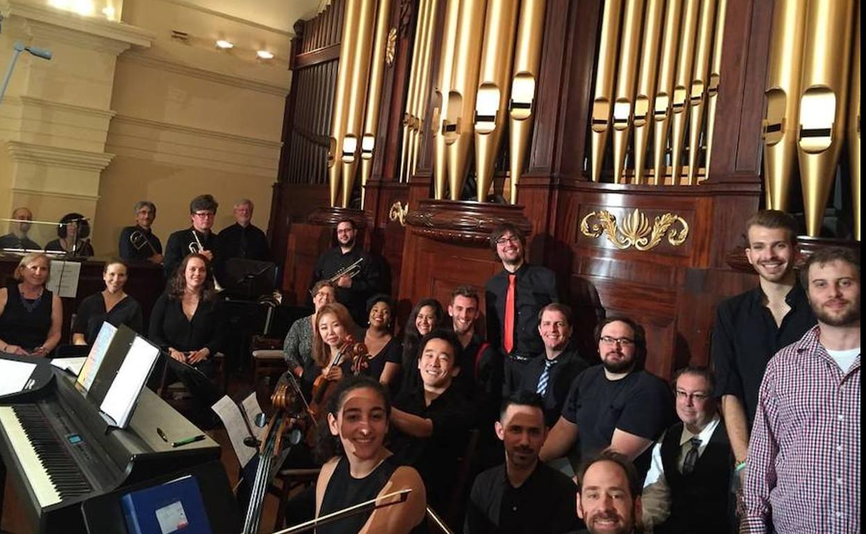 The New York Youth Symphony, con Michel Repper, al fondo con corbata roja. 