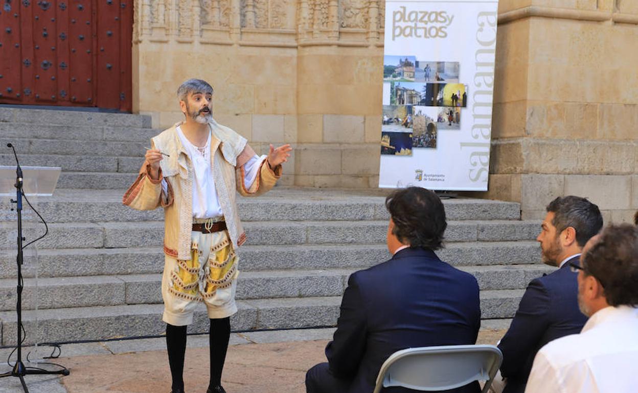El alcalde, de espaldas, escucha al actor de la presentación teattralizada de 'Plazs y Patios' 